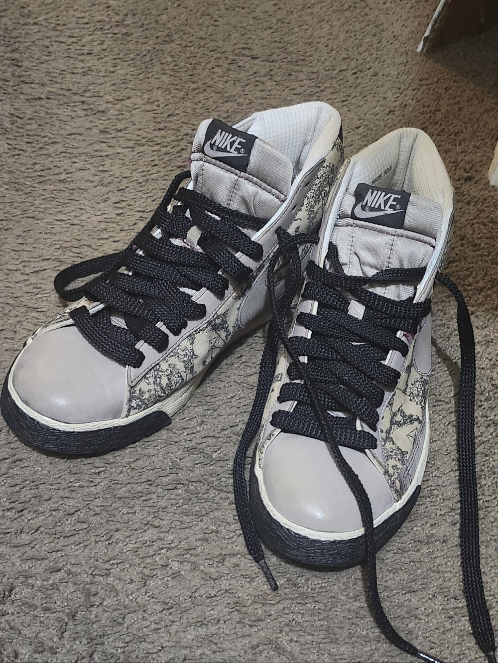 Nike High-Top Sneakers in Light Gray & Black